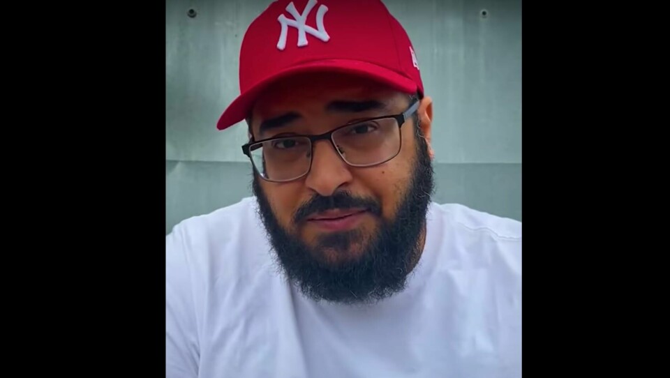 Anas Khalifa, under nästan 20 år en av de mest tongivande personerna inom den våldsbejakande islamismen i Sverige, säger i en intervju med Doku att han hoppat av salafismen. Anas Khalifa, under nästan 20 år en av de mest tongivande personerna inom den våldsbejakande islamismen i Sverige, säger i en intervju med Doku att han hoppat av salafismen.