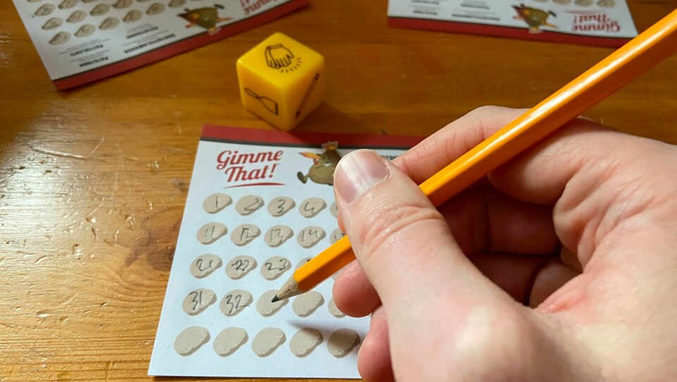 Brädspelsrecension: 'Gimme That!' Gimme That!, komponenter: Poängark, penna, specialtärning.