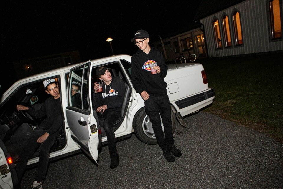 Josef, Vilgot och Theo dricker milkshake på Pingst Drive In i Nordmaling en sen fredagsnatt. Trion använde bara båda sätena vid fotograferingen. Det är nämligen olagligt att åka i baksätet. Dagen på plats i Nordmaling för att besöka 'Pingst drive in'. Pingstkyrkan i Nordmaling har öppet för traktens EPA-ungdomar varje fredagkväll.