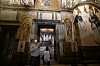 En besökare inne i museet Chora i Turkiet som tidigare var en historisk kyrka, som nu omvandlas till moské.