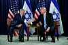 Trumps plan. Israels premiärminister Benjamin Netanyahu skakar hand med USA:s president Donald Trump. Den senare överraskade världen när han sa att en tvåstatslösning är bästa sättet att få stopp på konflikten mellan israeler och palestinier.