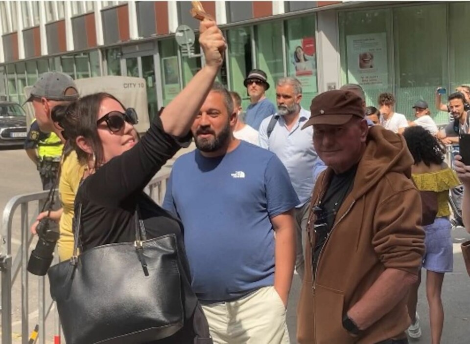 Jade Sandberg (t. v.) predikade för koranbränningen och mot islam utanför moskén. Till höger några personer som argumenterade mot henne. Jade Sandberg (t. v.) predikade för koranbränningen och mot islam utanför moskén. Till höger några personer som argumenterade mot henne.