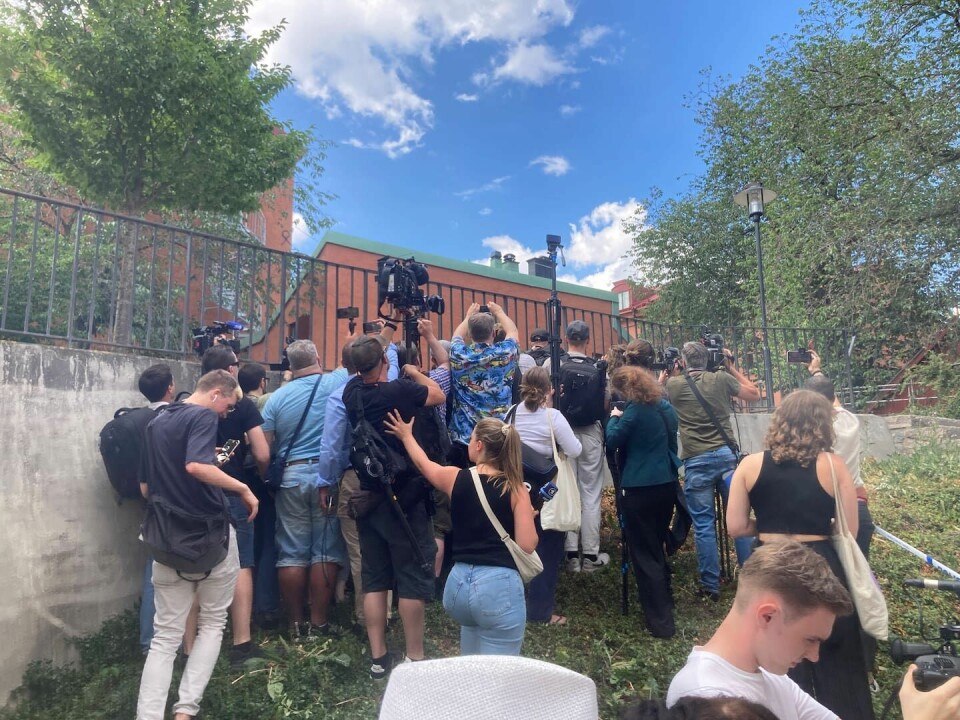 Pressuppbådet trängs för att försöka få en skymt av koranbränningen, som skedde på en uppbyggd grusplan som polisen spärrat av. Pressuppbådet trängs för att försöka få en skymt av koranbränningen, som skedde på en uppbyggd grusplan som polisen spärrat av.