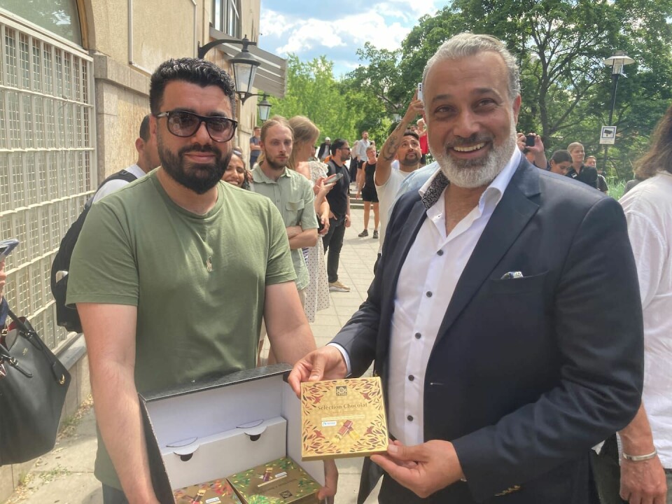 Husan al-Gamti (t v) och Victor Samaina bjöd på choklad i ett försök att lugna stämningen. Husan al-Gamti (t v) och Victor Samaina bjöd på choklad i ett försök att lugna stämningen.