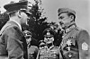 Objuden gäst på kalaset. När Gustaf Mannerheim fyllde 75 år 1942 fick han ovälkommet besök av Adolf Hitler, som likt Winston Churchill beundrade honom. Mannerheim hälsade med handsken på och två år senare bröt han samarbetet med Tyskland i andra världskriget och bytte sida.
