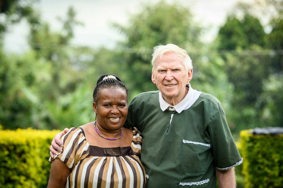 Overa och Carl-Erik Sahlberg i Marangu, Tanzania. Overa och Carl-Erik Sahlberg i Marangu, Tanzania. Mokicco är det arbete de driver för föräldralösa barn.