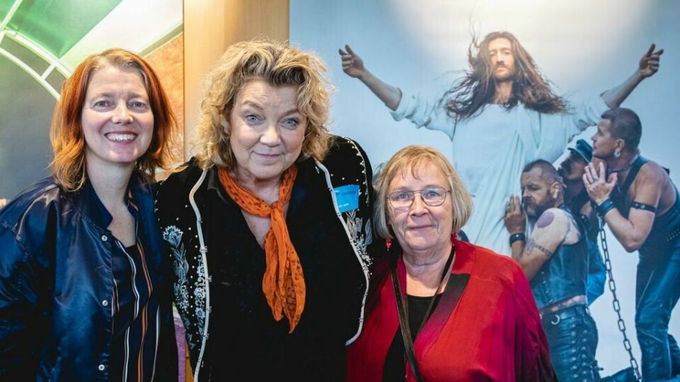 'Ecce homo'-utställningen på plats i EU-parlamentet. På bilden Malin Björk (V), Elisabeth Ohlson och Marianne Eriksson (V). 'Ecce homo'-utställningen på plats i EU-parlamentet. På bilden Malin Björk (V), Elisabeth Ohlson och Marianne Eriksson (V).