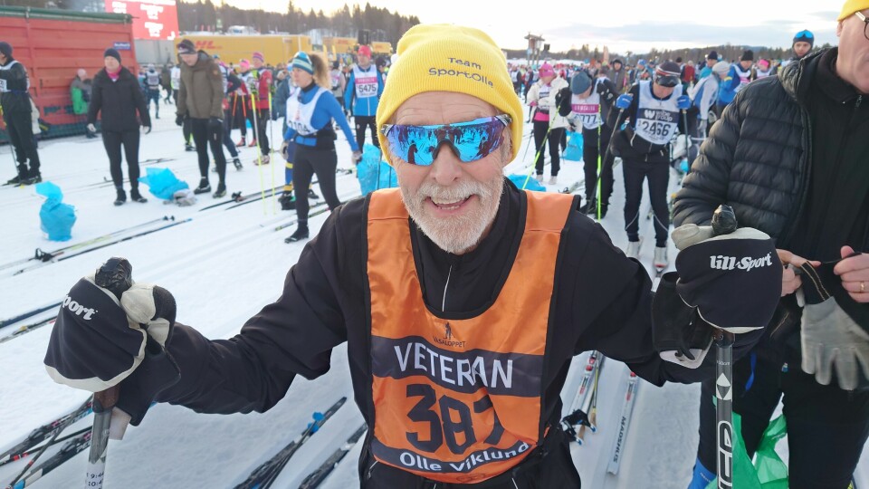 Olle Viklund på startlinjen inför Öppet spår som kördes på måndagen i Vasaloppsveckan. Olle är en van Vasaloppsåkare och är i år är med för femtionde året. En man i skidkläder står på startlinjen inför Öppet spår i Vasaloppsveckan.