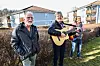 Bilder från Strömsnäsbruk till artikel om sång utanför äldreboenden. Helén Olsson och Anders Olsson samt Boel Dougan sjunger och spelar. På balkongen Göta Eriksson, 96 år. Samt ett antal glada icke namngivna pensionärer som lyssnar och sjunger med i sången. Corona. Coronavirus. Covid-19.