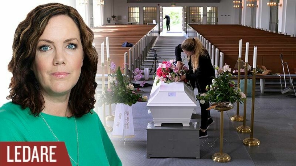 En begravning i Sankt Görans kyrka förbereds inför direktsändning med anledning av coronapandemin. förberedelser från en begravning i Sankt Görans kyrka.