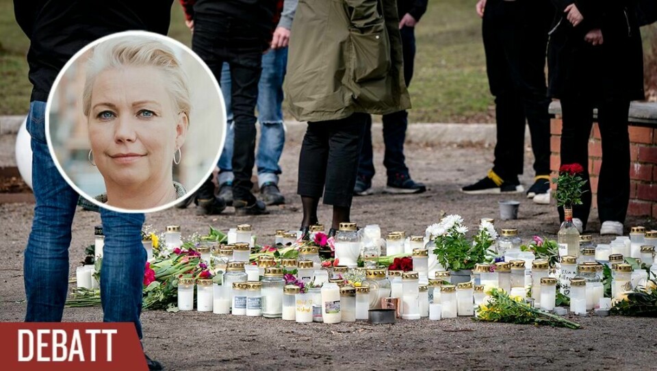 Under pandemin har allt fler familjer blivit isolerade, vilket utsätter kvinnor i våldsamma relationer för ännu större fara, skriver Madeleine Forsén. Blommor och ljus vid minnesplatsen i centrala Höör där en 18-åriga flicka i slutet av mars hittades död.