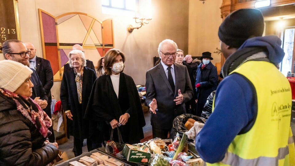Kung Carl XVI Gustaf och drottning Silvia besökte mat- och klädutdelningen i S:ta Clara kyrka i centrala Stockholm. kung Carl XVI Gustaf och drottning Silvia besöker S:ta Clara kyrka.