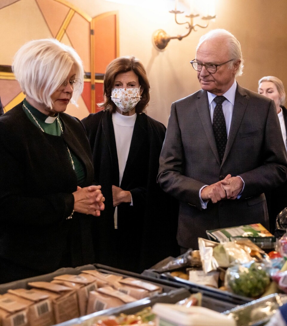 Yvonne Kerygman visar runt kung Carl XVI Gustaf och drottning Silvia. kung Carl XVI Gustaf och drottning Silvia besöker S:ta Clara kyrka.