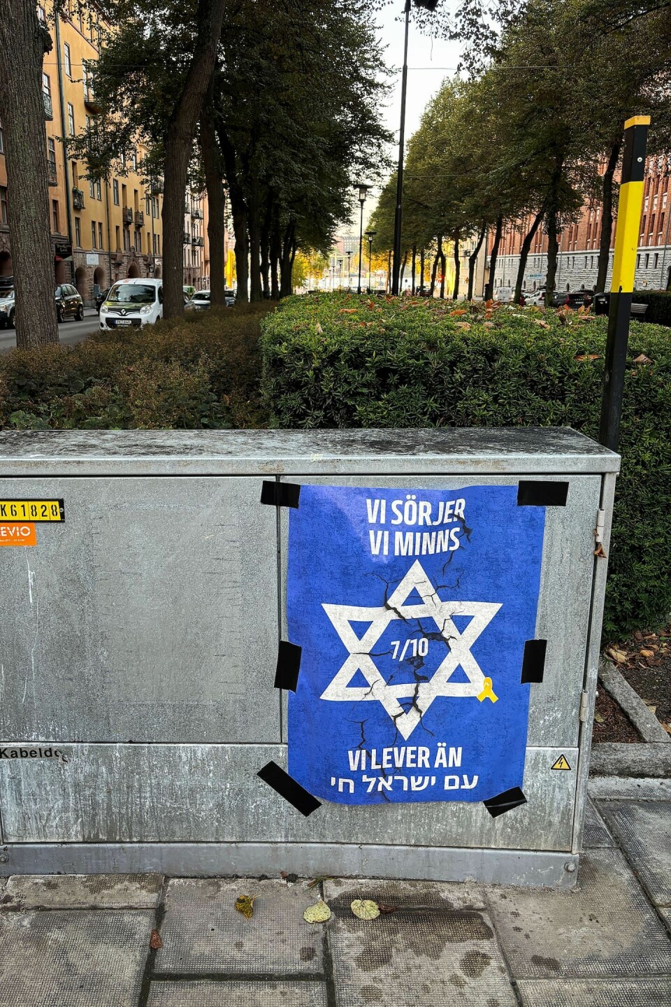På årsdagen av Hamas terrorattack, syntes denna affisch i delar av centrala Stockholm. 7 oktober 2024, på årsdagen av Hamas blodiga terrorattack, syntes denna affisch i delar av centrala Stockholm.
