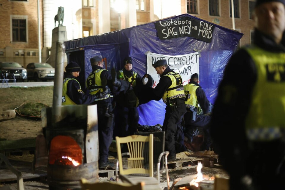 Polisen för bort dem som håller till i tältlägret utanför Göteborgs universitet.
