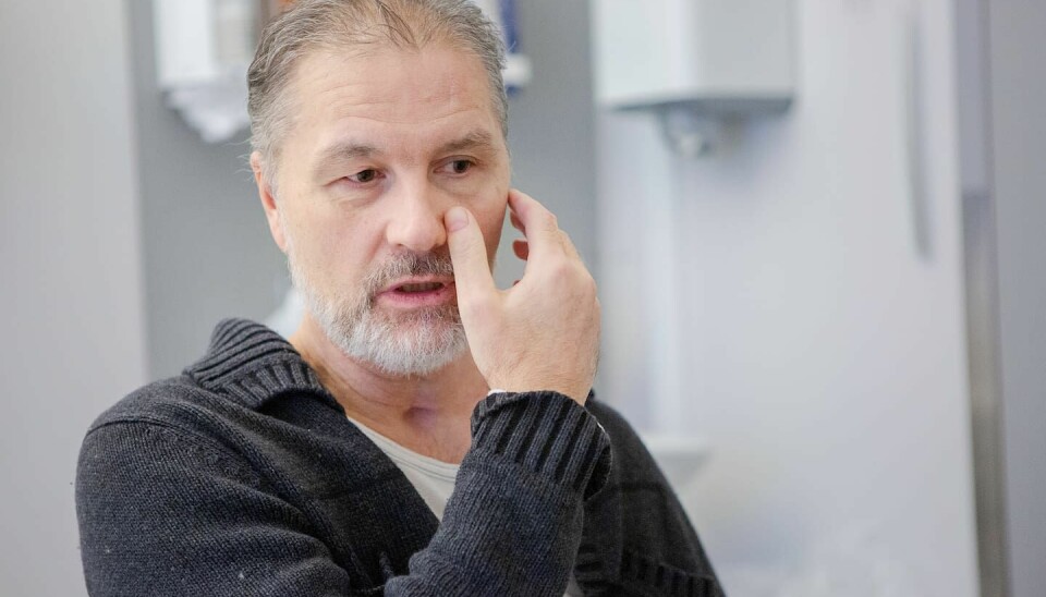 Janne Blom visar var läkarna lagat benen i hans ansikte med hjälp av titan. Det är så gott som omöjligt att se att någon skurit och sytt här. Livets ords huvudpastor Janne Blom råkade ut för en allvarlig motorcykelolycka augusti 2022. Dagen har träffat Janne Blom på Akademiska sjukhuset i Uppsala sex månader efter olyckan.