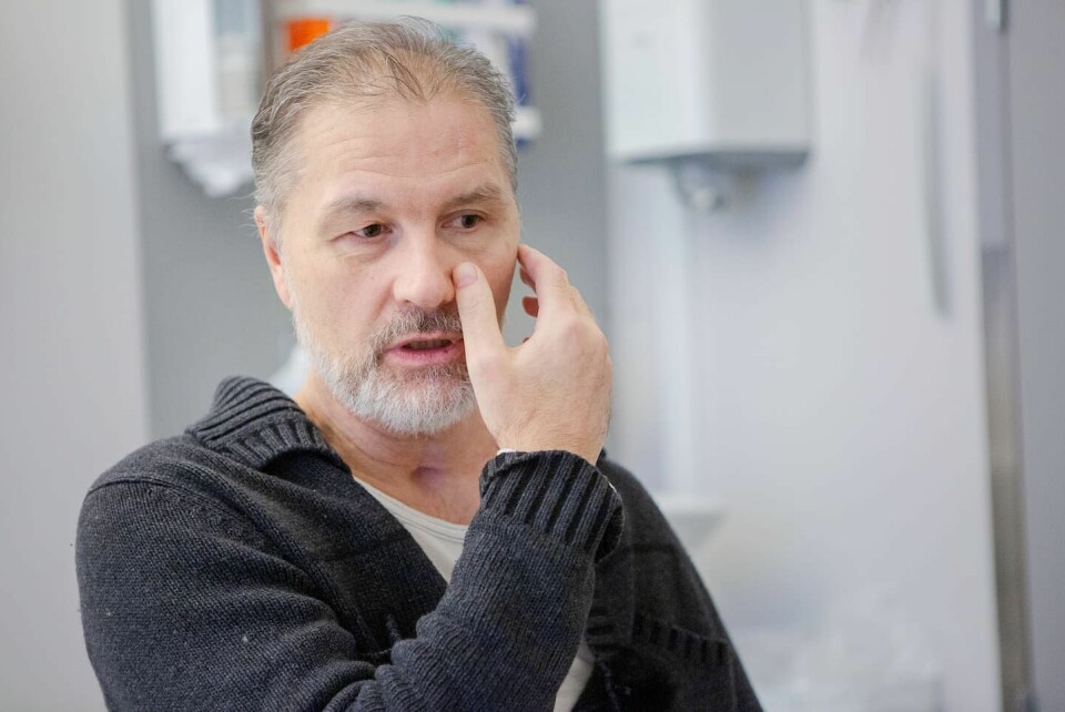 Janne Blom visar var läkarna lagat benen i hans ansikte med hjälp av titan. Det är så gott som omöjligt att se att någon skurit och sytt här. Livets ords huvudpastor Janne Blom råkade ut för en allvarlig motorcykelolycka augusti 2022. Dagen har träffat Janne Blom på Akademiska sjukhuset i Uppsala sex månader efter olyckan.