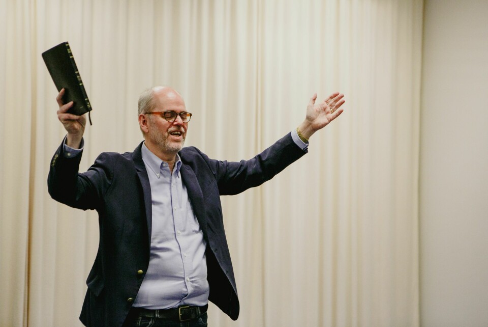 Anders Gerdmar i bön och lovsång. Anders Gerdmar