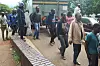 Personer som arresterats i samband med protesterna mot höjda bensinpriser i Zimbabwe i januari, på väg till domstolen i Harare.