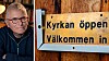 Skylt på dörr: 'Kyrkan öppen. Välkommen in.' Infälld bild på författaren Per Wirtén.