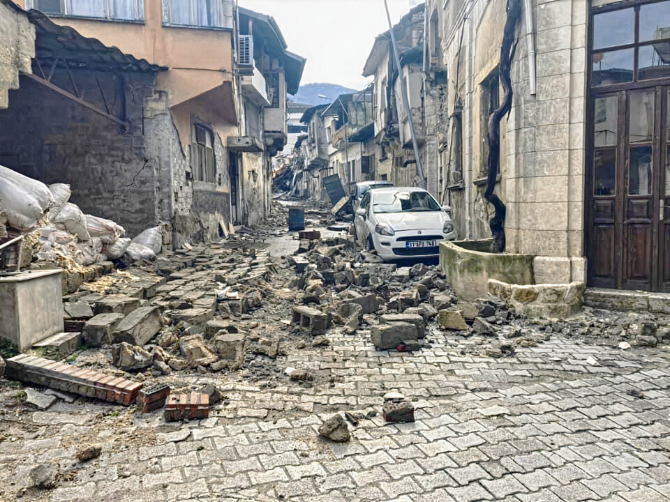 Många hus har rasat och många är döda på gatan där pastorsparet bor i Antakya i Turkiet. Förstörd evangelisk kyrka i Antakya, Turkiet, efter jordbävningen.