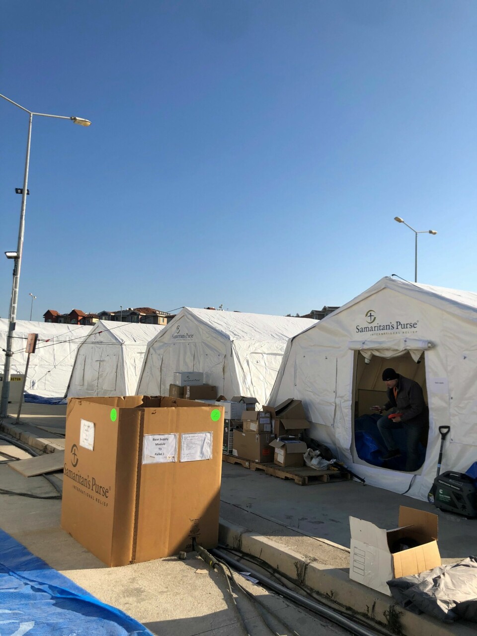 Ett fältsjukhus sätts just nu upp i i Antakya i samarbete med amerikanska evangeliska hjälporganisationen Samaritan's Purse. Hjälpinsatser i Turkiet.