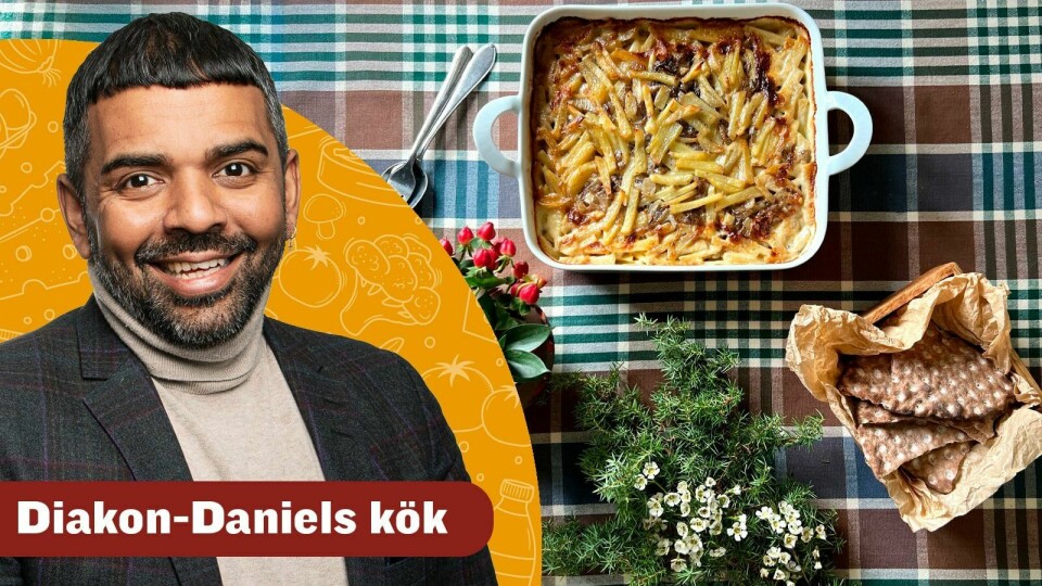 Vegetarisk Jansson är Diakon-Daniels recept för vecka 45. Janssons frestelse i ugnsform på randig duk med knäckebröd i korg bredvid. Infälld bild på 'Diakon-Daniel', matskribent.
