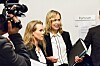 Ellinor Grimmark med juristen Ruth Nordström.