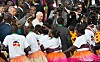 Påven Franciskus hälsar på traditionella dansare när han anländer till Nairobi i Kenya för sitt första pilgrimståg till kontinenten. I Kenya, Uganda och Centralafrikanska republiken väntas han förkunna fred och försoning.