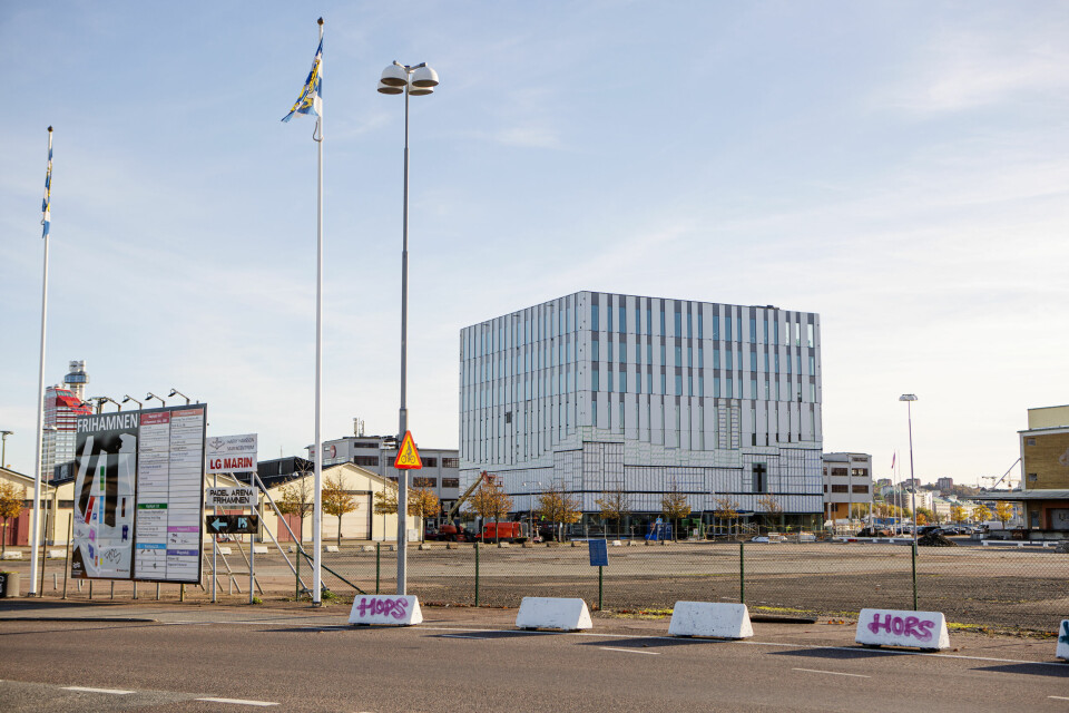 Den nya kyrkan byggs i ett ganska ödsligt och tomt område. I framtiden är det tänkt att den nya stadsdelen ska blomstra med bostäder och stadsliv. Hur kommer den nya Frihamnskyrkan på Hisingen att se ut? Dagen gjorde ett studiebesök och fick en guidad tur i den byggnad där en av Sveriges till medlemsantalet största frikyrkor – Smyrnaförsamlingen i Göteborg – flyttar in 2023.