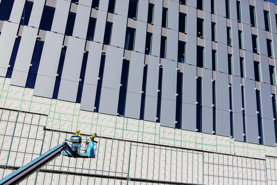 En byggkran sträcker sig upp mot byggnaden. Hur kommer den nya Frihamnskyrkan på Hisingen att se ut? Dagen gjorde ett studiebesök och fick en guidad tur i den byggnad där en av Sveriges till medlemsantalet största frikyrkor – Smyrnaförsamlingen i Göteborg – flyttar in 2023.