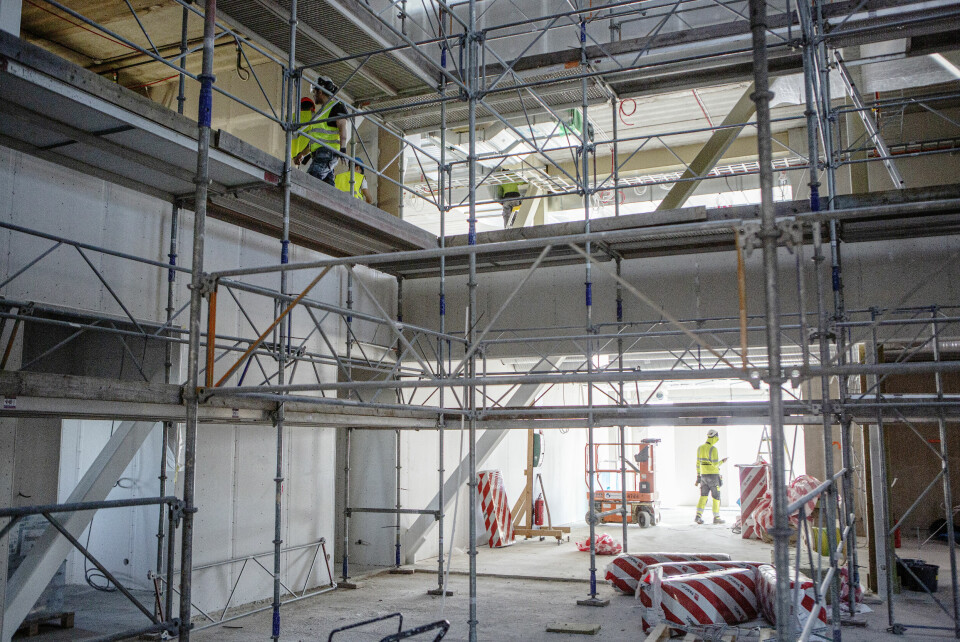 Överallt i huset rör sig byggarbetare. Hur kommer den nya Frihamnskyrkan på Hisingen att se ut? Dagen gjorde ett studiebesök och fick en guidad tur i den byggnad där en av Sveriges till medlemsantalet största frikyrkor – Smyrnaförsamlingen i Göteborg – flyttar in 2023.