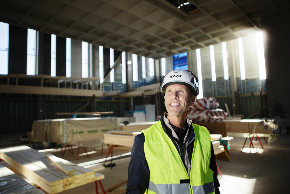 Kjell Bramwall, en av Smyrnakyrkans tre byggledare, berättar stolt om kyrkans alla rum. Här befinner vi oss i stora kyrksalen ovanför entréplan. Hur kommer den nya Frihamnskyrkan på Hisingen att se ut? Dagen gjorde ett studiebesök och fick en guidad tur i den byggnad där en av Sveriges till medlemsantalet största frikyrkor – Smyrnaförsamlingen i Göteborg – flyttar in 2023.