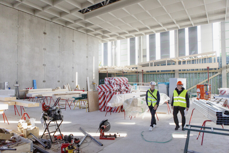 Dagenreporter Thomas Manfredh (till höger) fick en guidad tur i byggnaden där Smyrnaförsamlingen i Göteborg flyttar in 2023. Här befinner vi oss i den stora kyrksalen som ska rymma 1200 personer. Hur kommer den nya Frihamnskyrkan på Hisingen att se ut? Dagen gjorde ett studiebesök och fick en guidad tur i den byggnad där en av Sveriges till medlemsantalet största frikyrkor – Smyrnaförsamlingen i Göteborg – flyttar in 2023.