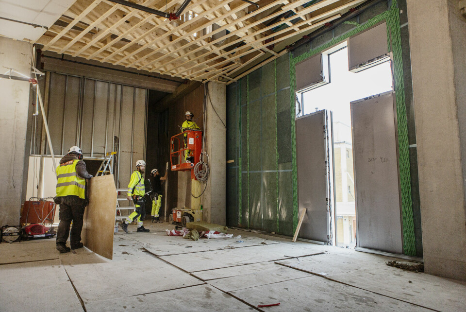 Ett gigantiskt fönster format som ett kors är en välplanerad detalj som inte kan gå någon obemärkt. Hur kommer den nya Frihamnskyrkan på Hisingen att se ut? Dagen gjorde ett studiebesök och fick en guidad tur i den byggnad där en av Sveriges till medlemsantalet största frikyrkor – Smyrnaförsamlingen i Göteborg – flyttar in 2023.