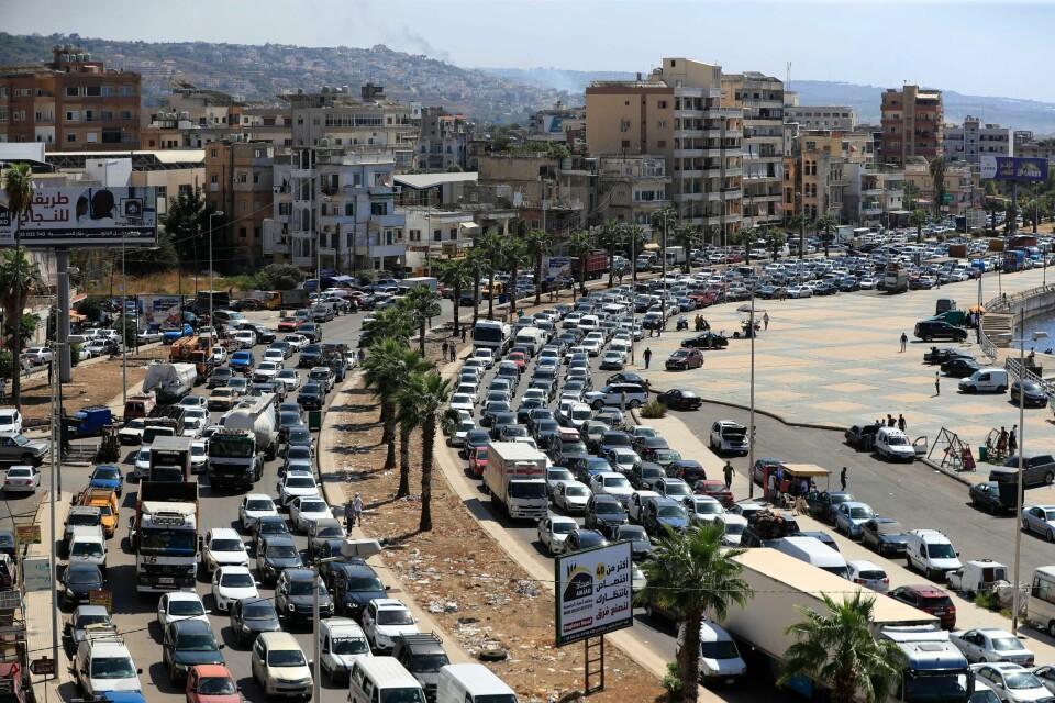 På många platser i Libanon, exempelvis i kuststaden Sidon, fyra mil söder om Beirut, var vägarna på tisdagen fullproppade av fordon med människor på flykt undan stridigheterna i de södra delarna av landet.