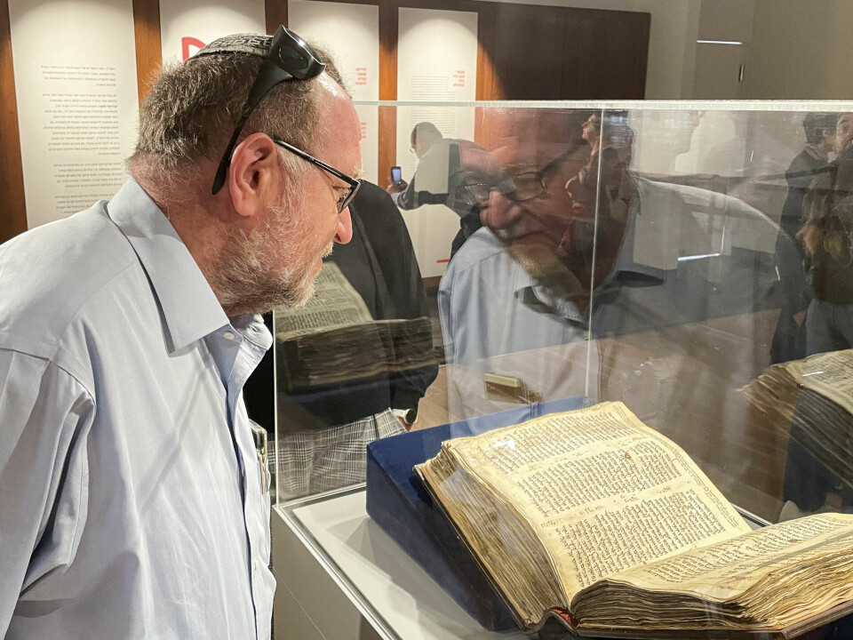Stefan Meisels studerar den antika bibeln: ”Unikt tillfälle.” Codex Sassoon.