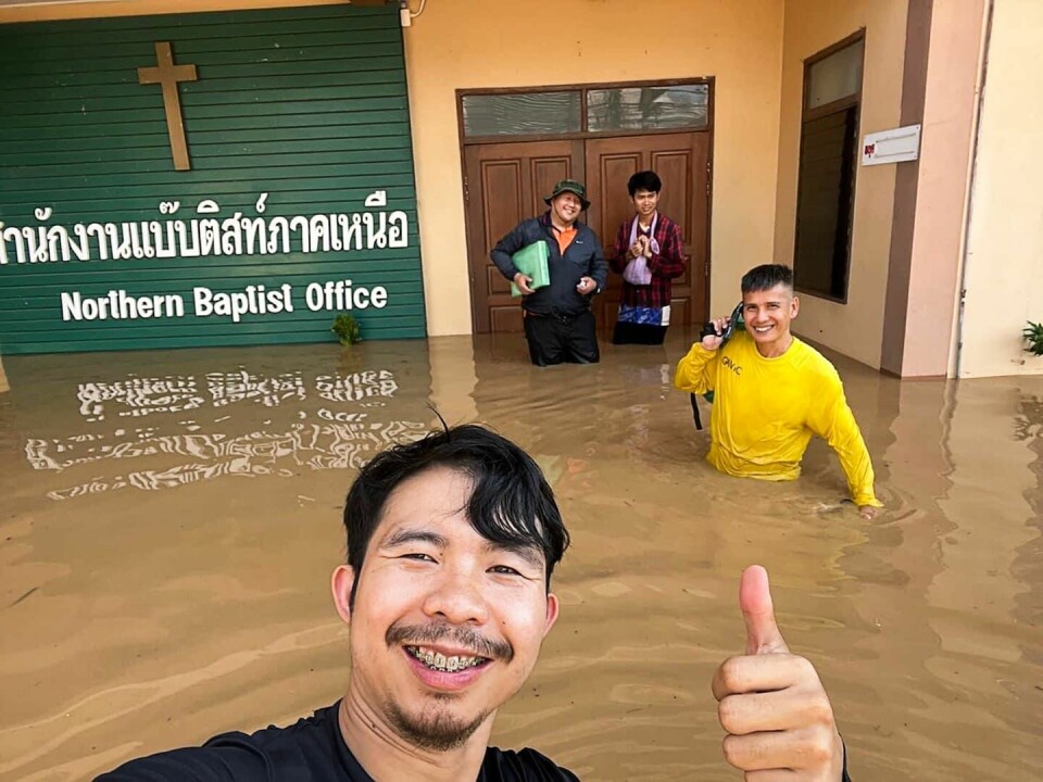Medarbetare för karenbaptisterna tar med sig dokument och annat från de översvämmade lokalerna i Chiang Mai. I förgrunden Mon Montri, som samordnar hjälparbetet i den akuta fasen. Svenska missionärer och deras samarbetsparter i Chiang Mai i Thailand drabbades hårt av den senaste tidens stora översvämningar.