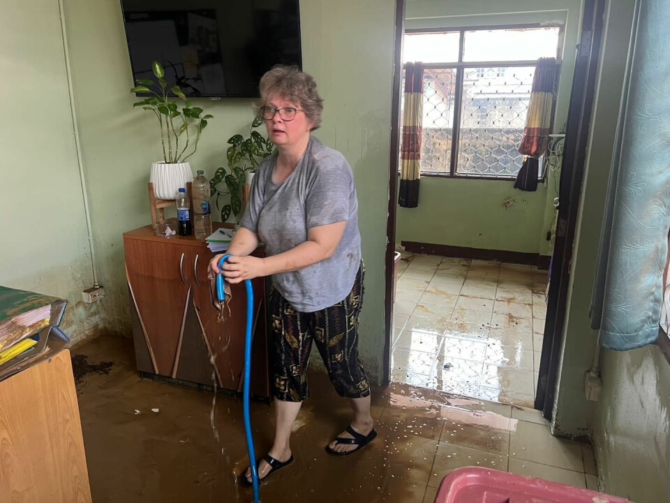 Svenska Gunilla Bun är missionär i Thailand för Equmeniakyrkan, städar upp på kontoret i Chiang Mai efter översvämningen som drabbade dem förra veckan. Gunilla Bun, utsänds som missionär till Thailand för Equemeniakyrkan, städar upp på kontoret efter översvämningen förra veckan.