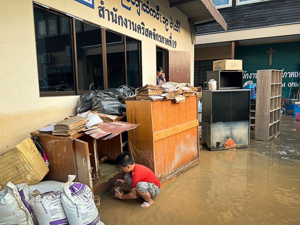 Karenbaptisternas kontor i Chiang Mai översvämmades förra veckan, där arbetar två svenska missionärer för Equmeniakyrkan. Svenska missionärer och deras samarbetsparter i Chiang Mai i Thailand drabbades hårt av den senaste tidens stora översvämningar.