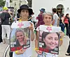 TEL AVIV. Nily Malka och Ola Joffe demonstrerar för att Hamas gisslan ska släppas. Foto: ARNE LAPIDUS