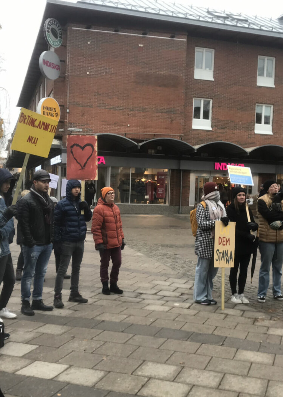 'Manifestation för Afghanistans folk' i Umeå den 30 oktober 2021. Här samling för tal och sång på Renmarkstorget. 'Manifestation för Afghanistans folk' i Umeå den 30 oktober 2021. Här samling för tal och sång på Renmarkstorget.