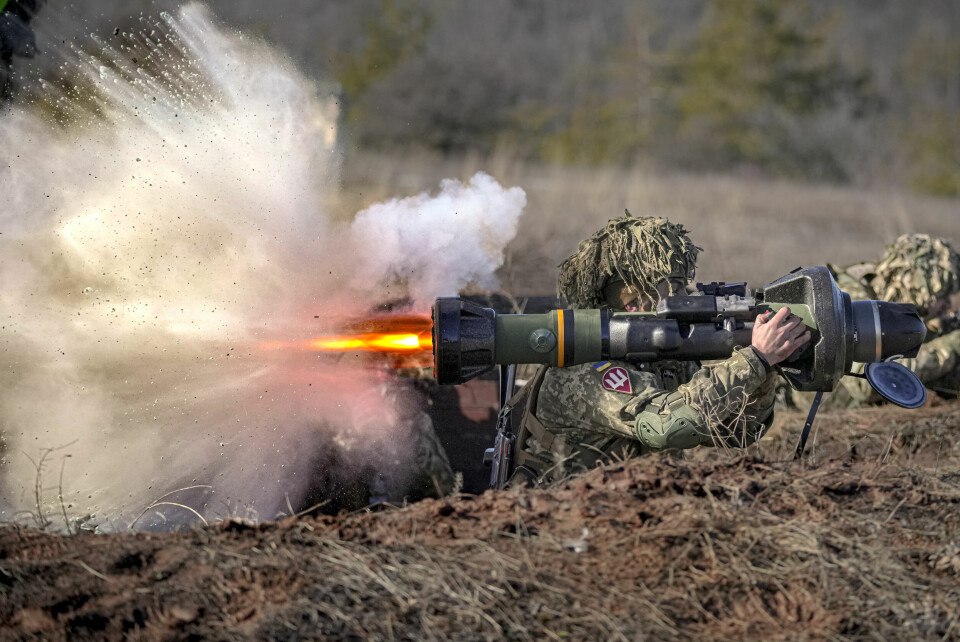 En ukrainsk soldat avfyrar sitt vapen under en övning.