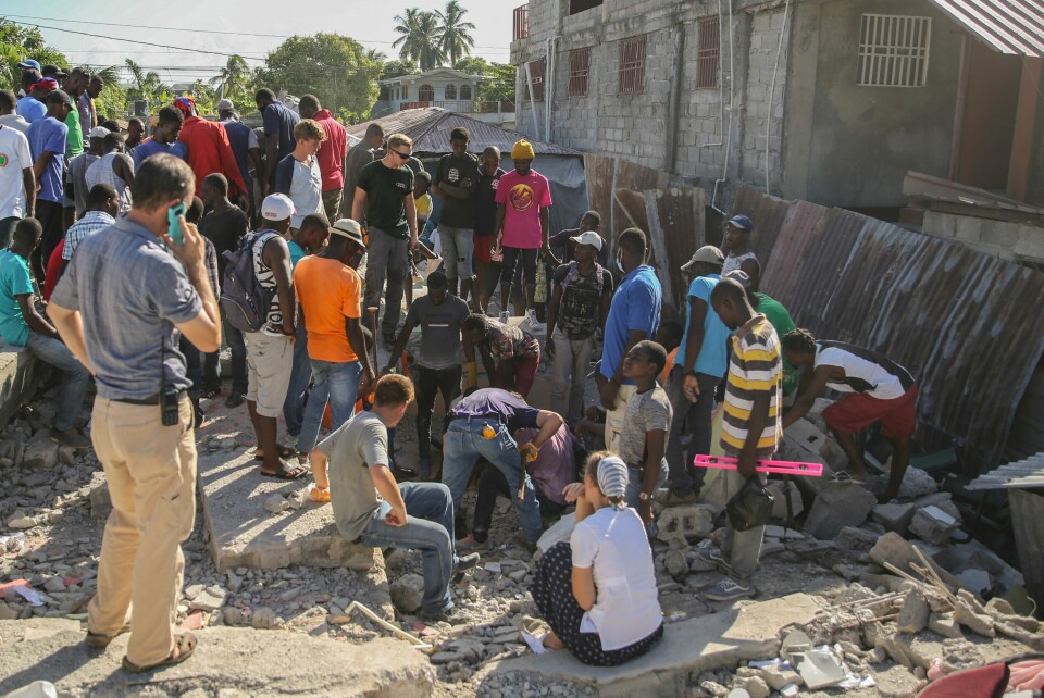 Sökande efter överlevande bland rasmassorna i staden Les Cayes på Haiti. Sökande efter överlevande bland rasmassorna i staden Les Cayes på Haiti.