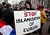 En kvinna i Amsterdam protesterar mot det som hon uppfattar är islamiseringen av Europa.
