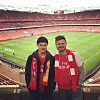 Stig Svåren och sonen Essek på Emirates Stadium efter en match mot Liverpool. Stig var tidigare barnledare på Livets ord med ansvar för de andra barnledarna.