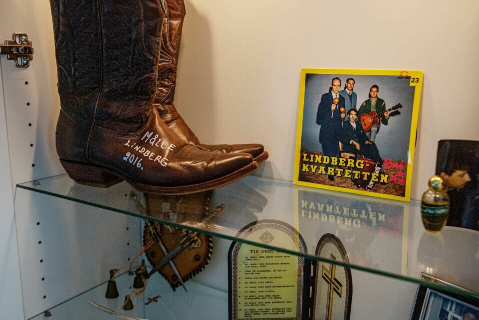 I minneshyllan hemma hos Emilia Lindberg finns bland annat Molle Lindbergs cowboyboots. Dagen besöker sångaren Emilia Lindberg i hennes hem i Edsbyn.