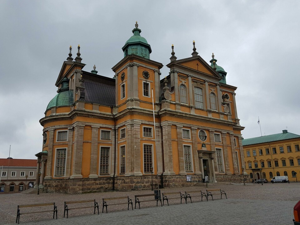 Kalmar domkyrka stod klar 1703. Den tillhör Växjö stift; Kalmar stift upphörde 1915, men kyrkan har även efter sammanläggningen av stiften formell ställning som domkyrka. Här sägs den franska rapparen Jul ha spelat flera gånger - något som inte stämmer. Kalmar domkyrka.
