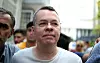 Andrew Brunson anländer till sitt hem i Izmir i västra Turkiet sedan han släppts ur fängelset och i stället placerats i husarrest i slutet av juli.