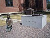 Utanför Hedvig kyrka i Norrköping finns detta minnesmärke över Erik Perwe. I boken ”Livräddare – bombprästen Erik Perwe på uppdrag i krigets Berlin” tecknas hans livsberättelse.